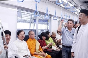 Delegates experience the HCMC's metro line No.1 service during the trial ride on June 8. (Photo: VNA)