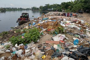 Departments, districts, and Thu Duc City in HCMC will impose strict fines for littering in canals and public areas. (Photo: SGGP)