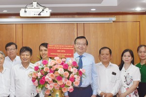 Deputy Head of the Standing Committee of the Propaganda and Education Board of the HCMC Party Committee Le Hong Son (5th, R) extends greetings to the Office of the Vietnam Journalists’ Association in HCMC. (Photo: SGGP)