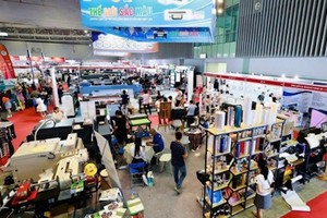Hundreds of stalls display machines, devices and advanced technologies of the advertising, printing and packaging sector.