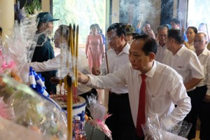 Secretary of the Party Committee of Binh Chanh District Tran Van Nam offers incense to pay tribute to martyrs. (Photo: SGGP)