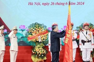 President To Lam presents the second-class Feat of Arms Order to the force. (Photo: VNA)