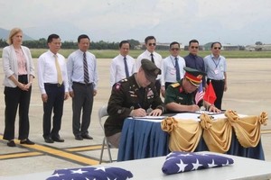 At the 165th handover of the US servicemen’s remains at the Da Nang International Airport in central Da Nang City on June 26. (Photo: VNA)