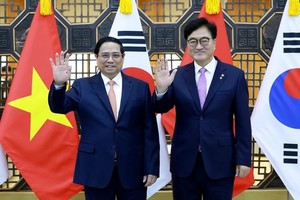 Prime Minister Pham Minh Chinh and Speaker of the National Assembly of the Republic of Korea (RoK) Woo Won-shik (Photo: VNA)