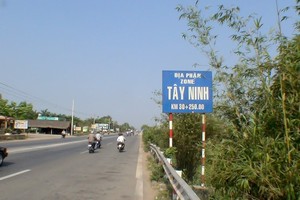 National Road 22 is currently the only road connecting HCMC with the Moc Bai border gate. (Photo: SGGP)