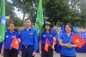 ecretary of the Central Committee of the Ho Chi Minh Communist Youth Union and Chairman of the Central Committee of the Vietnam Students' Association Nguyen Minh Triet (2nd, L) attends the launching ceremony of the 2024 Summer Volunteer Campaign in Hanoi. (Photo: SGGP)