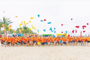 Tourists participate in a tour visiting Van Don island district in the northeastern province of Quang Ninh. (Photo: SGGP)