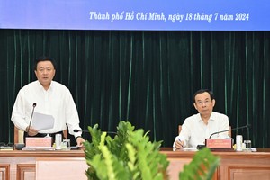 Director of the Ho Chi Minh National Academy of Politics (HCMA) and Chairman of the Central Theory Council Nguyen Xuan Thang (L) and secretary of the HCMC Party Committee Nguyen Van Nen chair the working session. (Photo: SGGP)