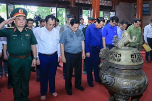 PM Pham Minh Chinh and delegates offer incense in tribute to President Ho Chi Minh and fallen heroes in the Dai Tu district of Thai Nguyen province. (Photo: SGGP)