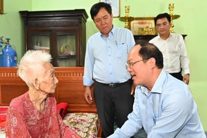 Standing Vice Secretary of the HCMC's Party Committee Nguyen Ho Hai (R) expresses deep gratitude to Vietnamese Heroic Mother Phan Thi Phoi in Binh Chanh District’s Vinh Loc A Commune. (Photo: SGGP)