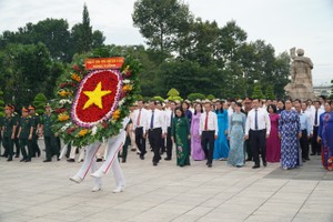 A delegation of leaders of the City visits Ho Chi Minh City Martyrs' Cemetery on July 27. (Photo: SGGP)