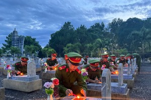 Offering incense to pay tributes to fallen soldiers at a martyr cemetery in Quang Tri province (Photo: SGGP)