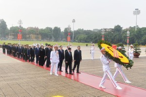 Party and State leaders pay tribute to President Ho Chi Minh at his mausoleum in Hanoi on July 27. (Photo: SGGP)