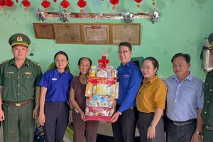 Military officers and youth union members offer gifts to policy beneficiary families in Thanh An Commune, Can Gio District. (Photo: SGGP)