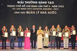 Chairman of the HCMC People's Committee Phan Van Mai (6th, L) presents the 3rd HCMC Creativity Awards 2023. (Photo: SGGP)