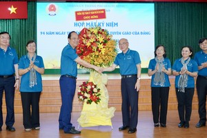 Standing Vice Secretary of the HCMC Party Committee Nguyen Ho Hai (3rd, L) offers flowers to congratulate the Propaganda and Education Board of the HCMC Party Committee. (Photo: SGGP)