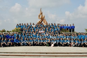 The delegation visits the historical revolutionary relic commemorating the 1968 Spring Mau Than General Offensive and Uprising in Binh Chanh District. (Photo: SGGP)