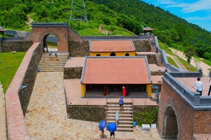 The national historical relic, Hai Van Gate attracts a large number of domestic and foreign visitors on the opening day on August 1. (Photo: SGGP)