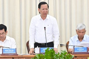 Chairman of the HCMC People’s Committee Phan Van Mai on August 1 chairs a conference to review the socio-economic situation in the first seven months of this year. (Photo: SGGP)