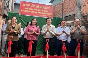 Former State President Truong Tan Sang (C) attends a handover ceremony of a charity house in Ben Tre Province. (Photo: SGGP)