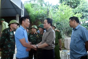 Deputy Prime Minister Tran Luu Quang (R) visits disaster-affected families in Dien Bien District, Dien Bien Province.