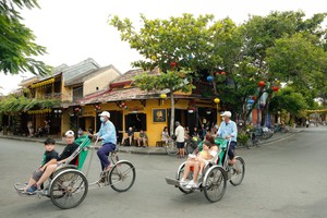 Vietnamese tourists mostly tend to prioritize searching for cheap flight tickets before planning their trips, according to Booking.com's research. (Photo: SGGP)