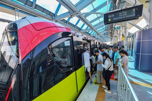 The 8.5 km elevated section of the Nhon-Hanoi Station metro line received more than 5,000 passengers after three hours of its launching on August 8.
