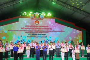 19 Drum and Trumpet teams of Ho Chi Minh Young Pioneer Organizations are awarded certificates of merit from the Central Committee of Ho Chi Minh's Communist Youth Union. (Photo: SGGP)