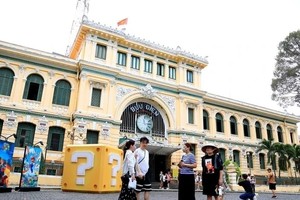 Tourists visit the Ho Chi Minh City Central Post Office. (Photo: VNA)