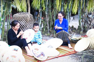 Phu Gia village is famous for making conical horse hats in Phu Cat District, Binh Dinh Province. (Photo: SGGP)