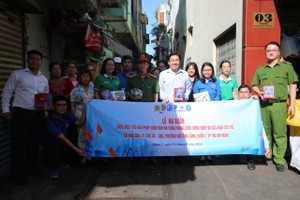 The Police Department of District 1, HCMC, and relevant units launch an awareness campaign for fire prevention and control, and rescue operation in the Cho Gao-Cho Ga area in Cau Ong Lanh Ward on August 13. (Photo: SGGP)