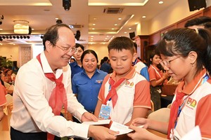 Standing Vice Secretary of the HCMC Party Committee Nguyen Ho Hai offers gifts to delegates participating in the Festival for children from Vietnam, Laos, and Cambodia 2024. (Photo: SGGP)