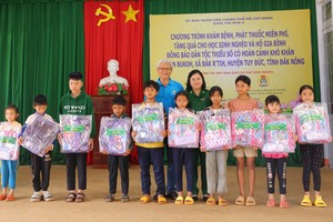 Delegates offer gifts to disadvantaged students. (Photo: SGGP)