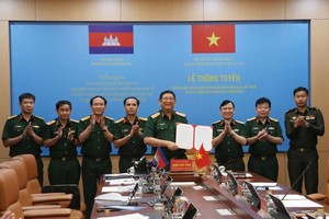 Deputy Chief of the General Staff of the VPA Sen. Lieut. Gen. Huynh Chien Thang signs a document on putting the hotline between the General Staff of the Vietnam People's Army and the High Command of the Royal Cambodian Armed Forces into use (Photo: VNA)