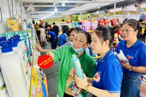 Consumers have also an opportunity to buy products at discounts of up to 80 percent. (Photo: SGGP)