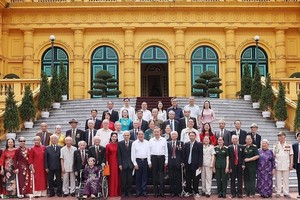 Party General Secretary and President To Lam on August 15 meets with former guards and medical workers who served President Ho Chi Minh during the time he lived and worked at the Presidential Palace in Hanoi from 1954-1969. (Photo: VNA)