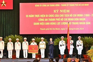 Party General Secretary and State President To Lam hands over the title of Hero of the People's Armed Forces to the HCMC Department of Public Security at a ceremony. (Photo: SGGP)