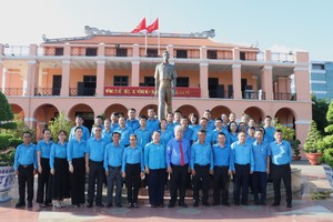 A delegation of trade unions’ members in HCMC on August 19 offer incense and flowers to pay tribute to the late Presidents Ho Chi Minh and Ton Duc Thang at the Ho Chi Minh Museum-HCMC branch in District 4. (Photo: SGGP)