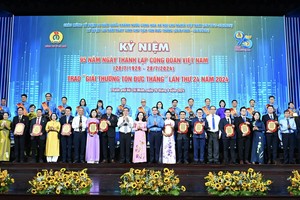 Leaders and former leaders congratulate the 24th Ton Duc Thang Awards winners. (Photo: SGGP)