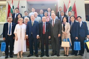 The delegation of HCMC high-ranking officials has a working session with the Hungarian Workers' Party. (Photo: SGGP)