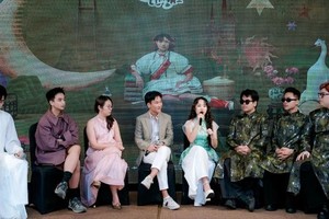 Young singer Phuong My Chi (4th, R) announces her School Tour in Hanoi, HCMC, and Da Nang in September and October at a press conference. (Photo: SGGP)