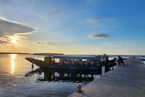Gen Zers are interested in a tour visiting Tam Giang Lagoon in Thua Thien - Hue Province to enjoy sunset.