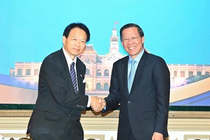 Chairman of the HCMC People's Committee Phan Van Mai receives Professor Natsume Nagato, Honorary Consul General of Vietnam in Nagoya, Japan in the city on August 29. (Photo: SGGP)