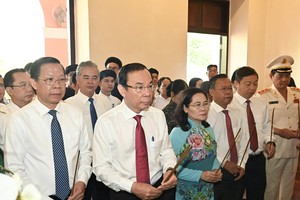 Secretary of the HCMC Party Committee Nguyen Van Nen (C), Chairman of the HCMC People’s Committee Phan Van Mai (L) and Chairwoman of the HCMC People’s Council Nguyen Thi Le (R) offer incense to commemorate President Ho Chi Minh. (Photo: SGGP)