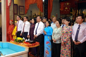 Chairman of the HCMC People's Committee Phan Van Mai (5th, R) and delegates attend the 192nd death anniversary ceremony commemorating Marshal Le Van Duyet. (Photo: SGGP)