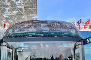 Coach bus connecting Nanning City of the Guangxi Zhuang Autonomous Region, China and Ha Long City in the northern province of Quang Ninh, Vietnam via the Bac Luan II bridge border gate in Quang Ninh has been launched. (Photo: SGGP)