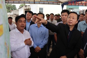 Deputy Prime Minister Tran Hong Ha (R) conducts a site survey for the construction project of expressways passing through the central highlands province of Lam Dong. (Photo: SGGP)
