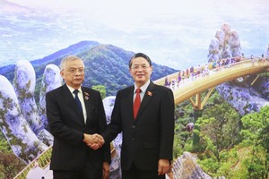 Vice Chairman of the Vietnamese National Assembly Nguyen Duc Hai (R) and Laos National Assembly Vice Chairman Sommad Pholsena