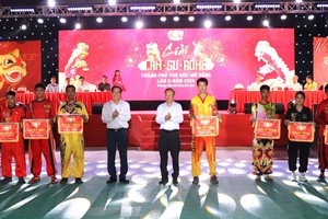Secretary of the Thu Duc City Party Committee Nguyen Huu Hiep (7th,R) attend the event. (Photo: SGGP)