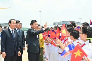 Secretary of the HCMC Party Committee Nguyen Van Nen (L)receives Party General Secretary and State President of Laos Thongloun Sisoulith at Tan Son Nhat International Airport on September 12. (Photo: SGGP)